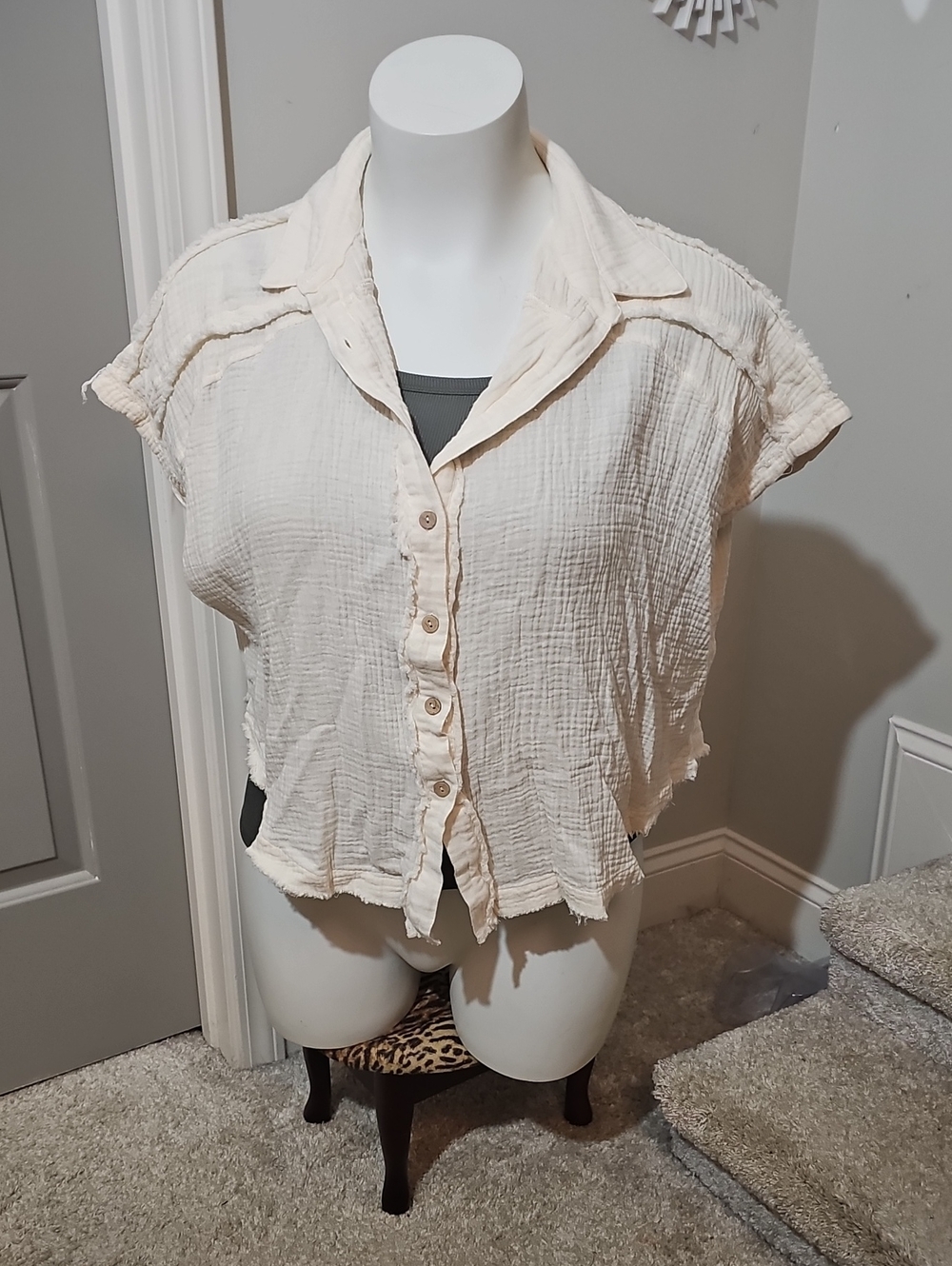 Cropped Cream Button-Front Short Sleeve Women's Shirt